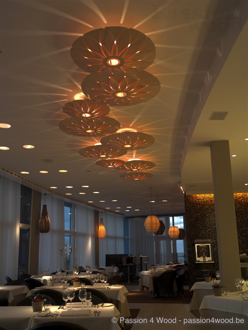 Agua del Mar - Luminaire en bois - differente lotus lamp au plafond dans un restaurant